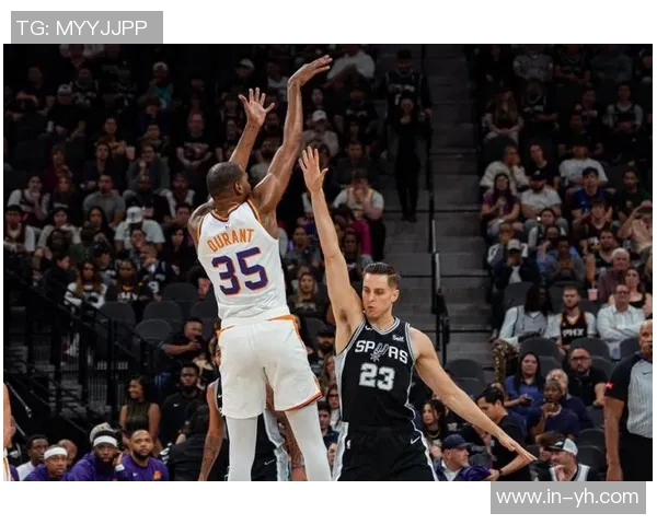 布克半场表现出色11投5中斩获15分三分球命中率高达50